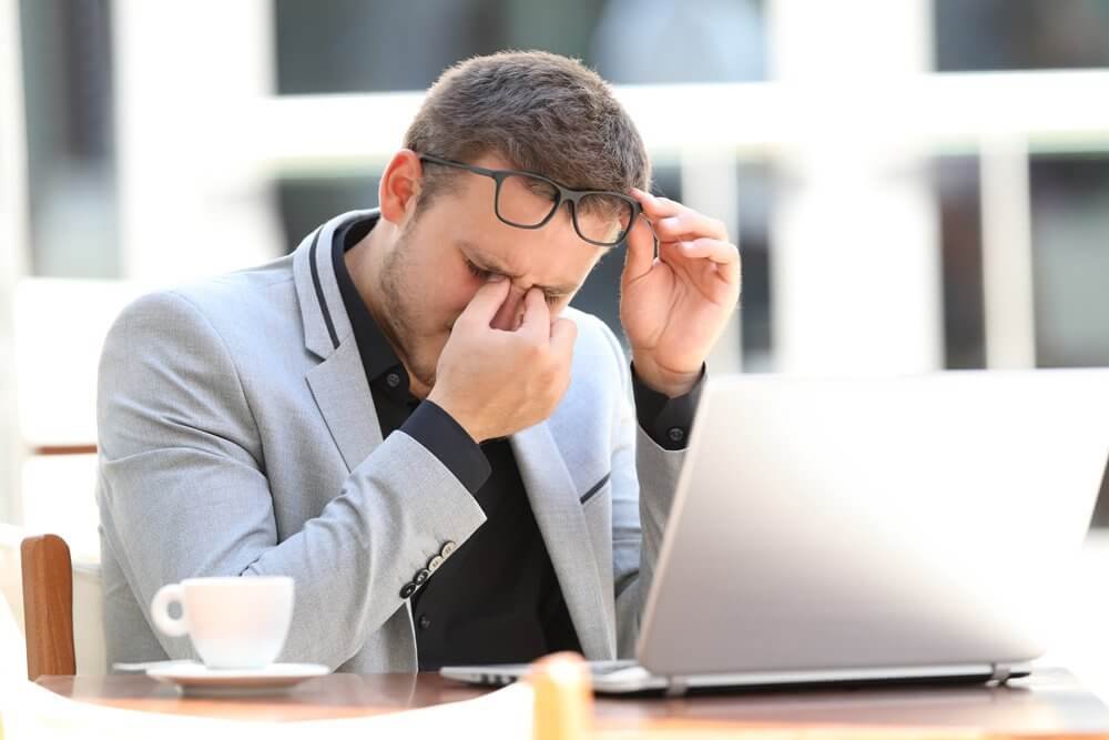Digital eye strain saat bekerja di depan laptop